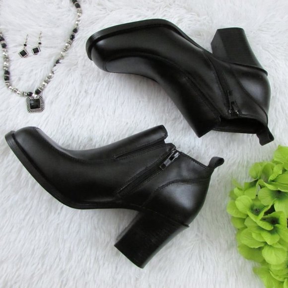 Newport News Shoes - Newport News Vintage Black Leather Ankle Boots